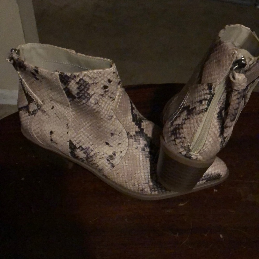 Size 9 women’s booties